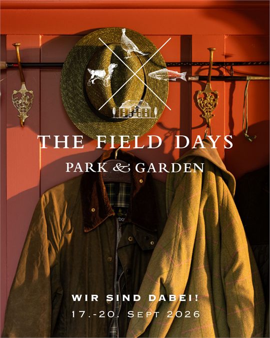 The Field Days 2026 — Motiv Wachsjacken und Strohhut an der Garderobe