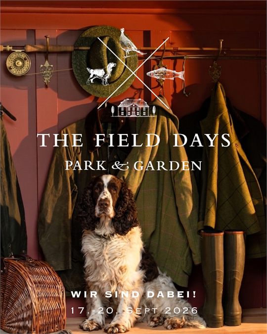 The Field Days 2026 — Motiv Springer Spaniel vor der Garderobe mit Wachsjacken